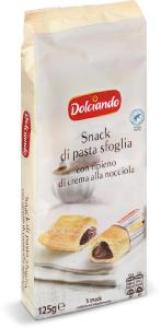 Snack di pasta sfoglia con ripieno di crema alla nocciola